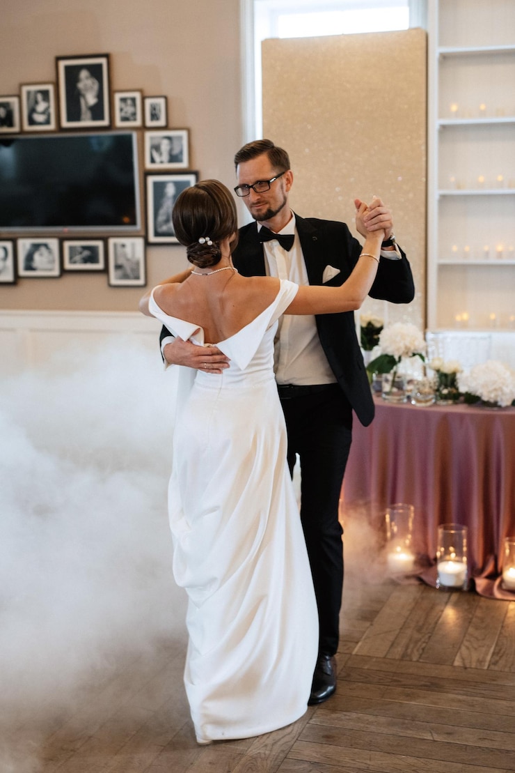 Foto il primo ballo degli sposi all'interno di un ristorante