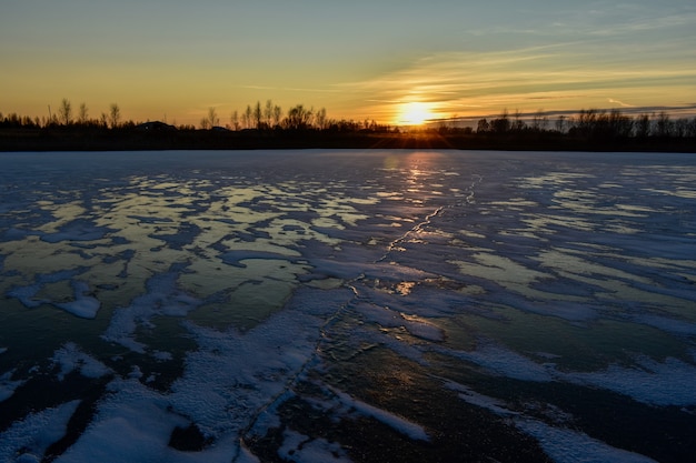 il primo ghiaccio al sole al tramonto