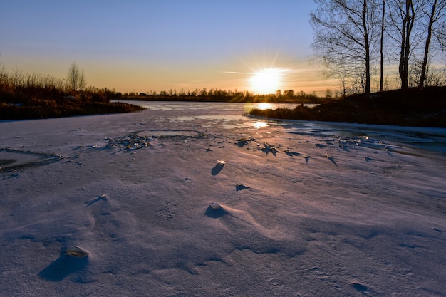 il primo ghiaccio sul sole al tramonto