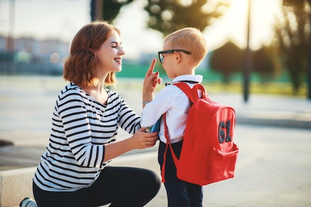 Il primo giorno di scuola il padre guida un bambino in classe