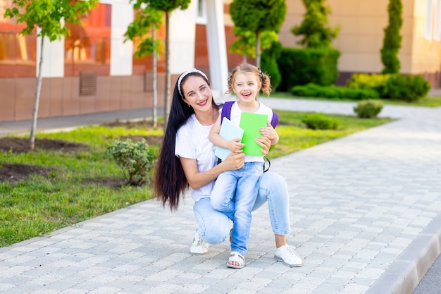 Il primo giorno di scuola, una madre genitore conduce una studentessa in prima elementare, il concetto è tornato a scuola