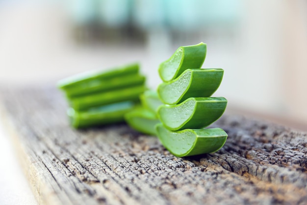 Il primo piano affetta la pila di aloe vera verde