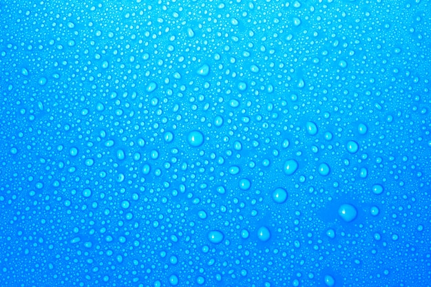 Il primo piano cade l&#39;acqua su fondo blu