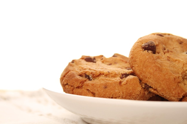 Il primo piano dei biscotti al cioccolato rotondi è sul piatto