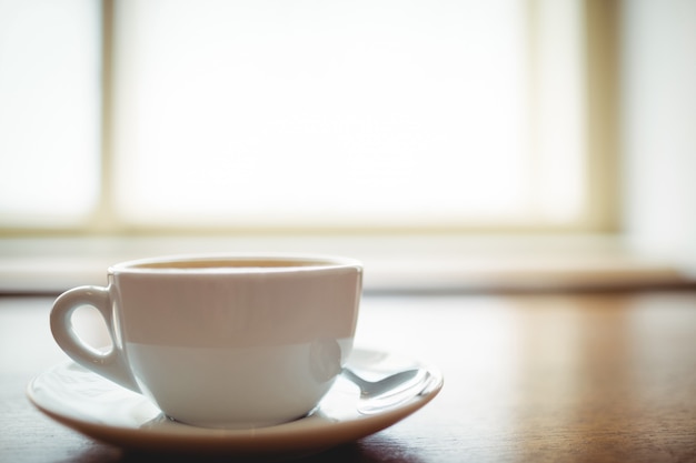 Il primo piano di caffè fresco è servito sulla tavola al self-service