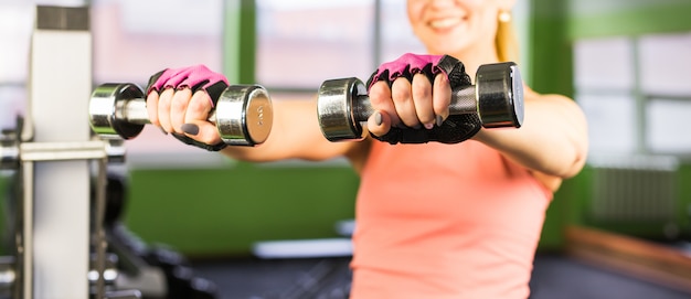 Il primo piano sulla donna di forma fisica risolve con la testa di legno