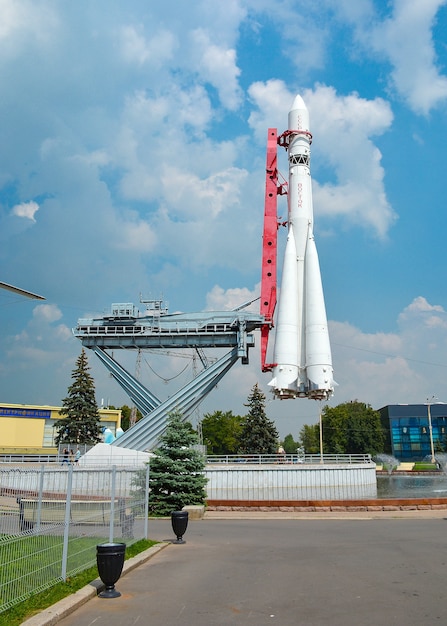 Il primo razzo spaziale con equipaggio al mondo "Vostok" in una mostra nella città di Mosca, Russia