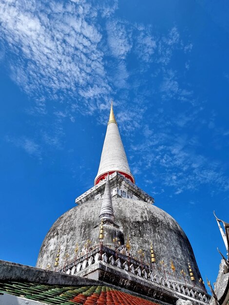 Il principale stupa più grande sullo sfondo del cielo blu al Wat Phra Mahathat Woramahawihan, Thailandia