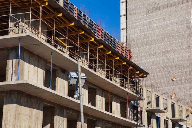 Il processo di costruzione di un edificio monolitico a più piani. Struttura in cemento e metallo di solai e colonne.