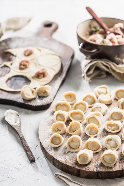 Il processo di cottura degli gnocchi di cibo nazionale russo e ucraino.