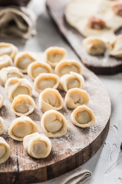 Il processo di cottura degli gnocchi di cibo nazionale russo e ucraino.