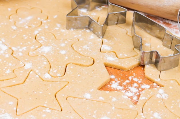 Il processo di cottura dei biscotti fatti in casa Taglio degli stampi per biscotti