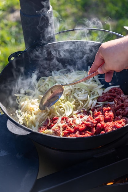 Il processo di cottura lagman Cucinare un piatto tradizionale della cucina mediorientale