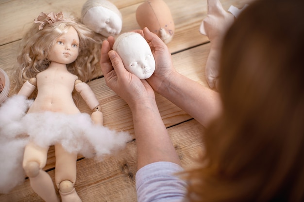 Il processo di creazione di una bambola di design fatta a mano.