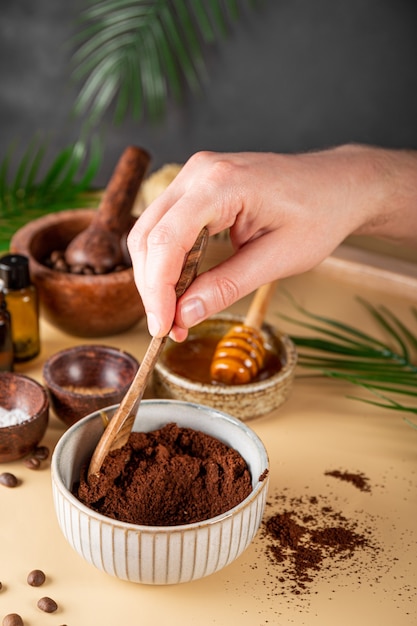 il processo di creazione di uno scrub al caffè fatto in casa per la cura della pelle cosmetici ecologici foto verticale