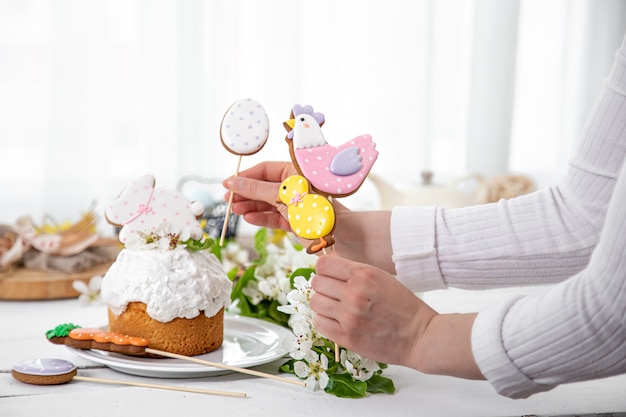 Il processo di decorazione di una torta festiva.