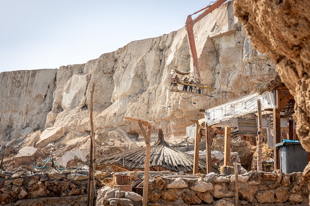Il processo di estrazione di rocce da una scogliera in Egitto.