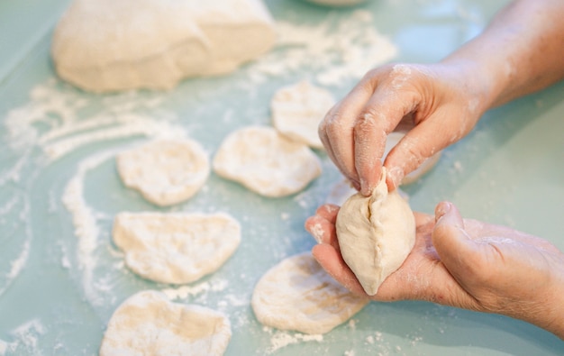 il processo di lavorazione dell'impasto e cottura