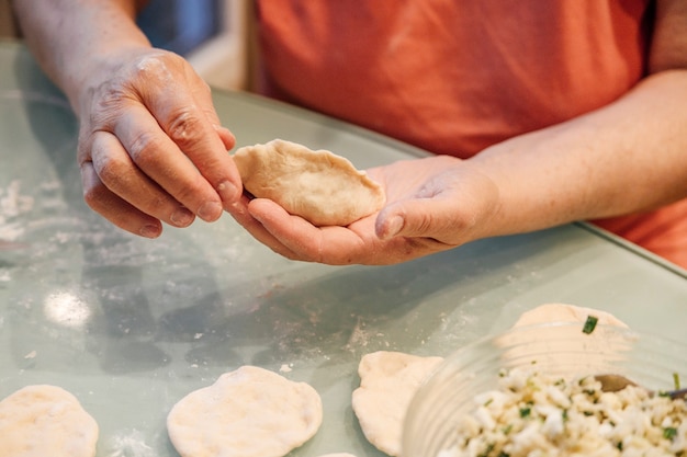 il processo di lavorazione dell'impasto e cottura