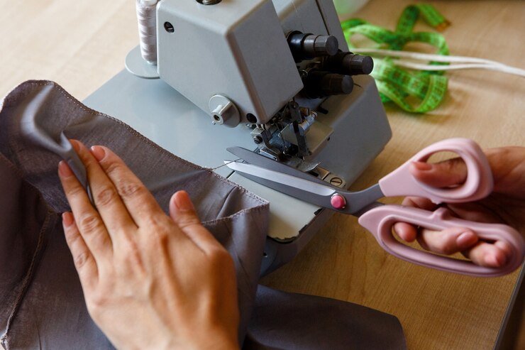 Il processo di lavorazione La sarta taglia il filo con le forbici