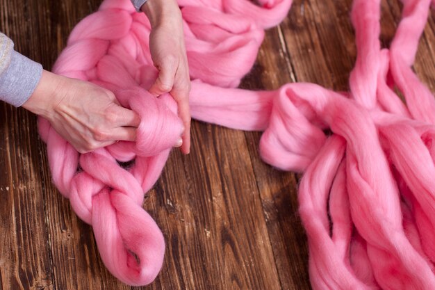 Il processo di maglieria coperte da Merino.Focus sulla palla.