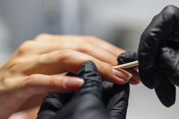 Il processo di manicure in uno studio o in un salone di bellezza per donne un maestro di manicure e pedicure