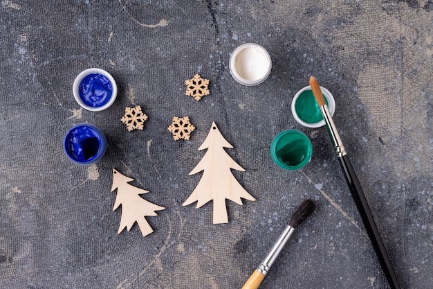Il processo di pittura dei giocattoli di legno per l'albero di Natale