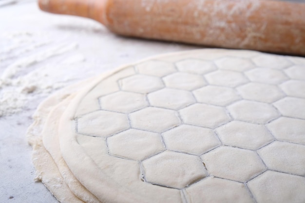 Il processo di preparazione degli gnocchi con pasta di carne con carne