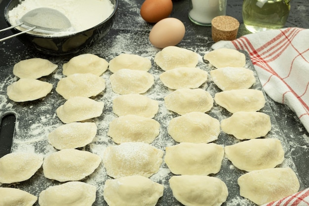 Il processo di preparazione degli gnocchi dall'impasto