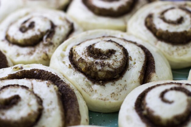 Il processo di preparazione dei cinnabon Pasta per rotoli alla cannella su una teglia da forno