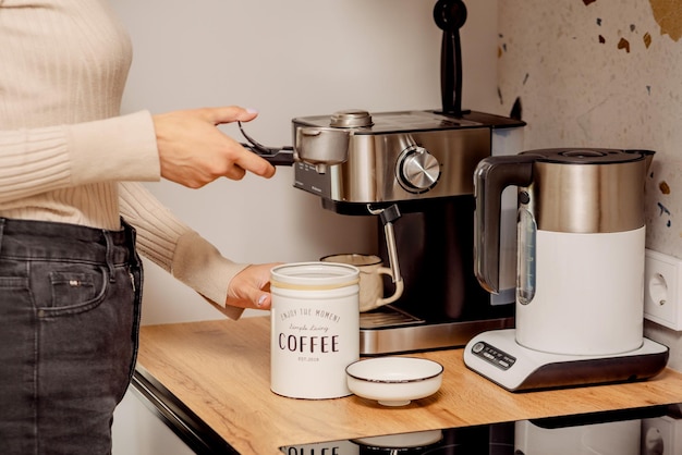 Il processo di preparazione del caffè a casa Macchina da caffè Caffè macinato