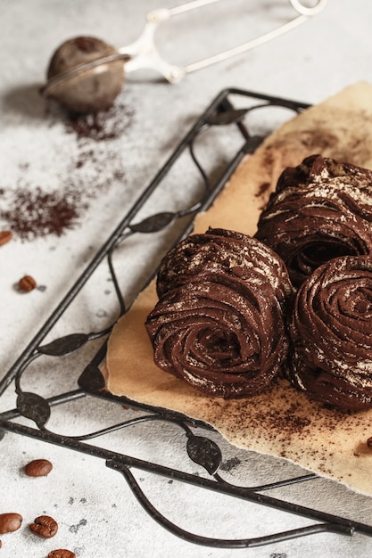 Il processo di preparazione del marshmallow allo zefiro nella cucina della pasticceria