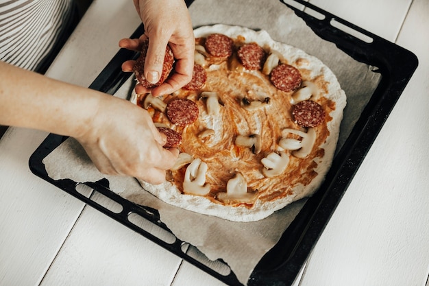 il processo di preparazione della pizza fatta in casa