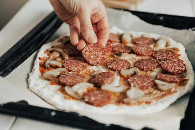 il processo di preparazione della pizza