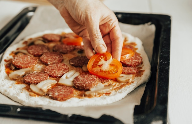 il processo di preparazione della pizza