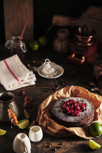 Il processo di preparazione della torta al cioccolato con ciliegia Clafoutis di dessert francese gustoso e bello?