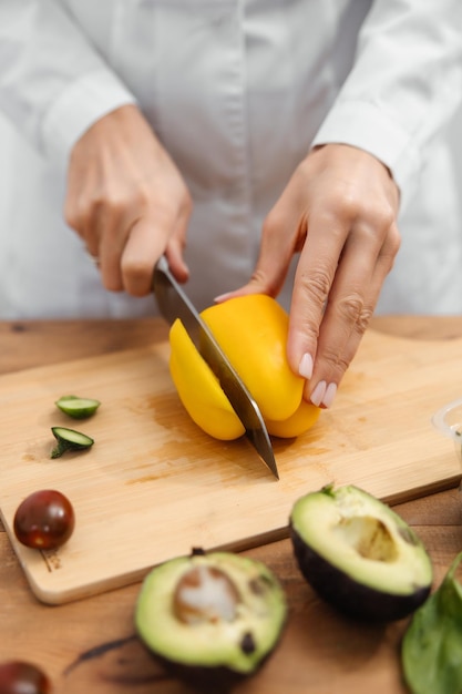 Il processo di preparazione di un'insalata di verdure fresche