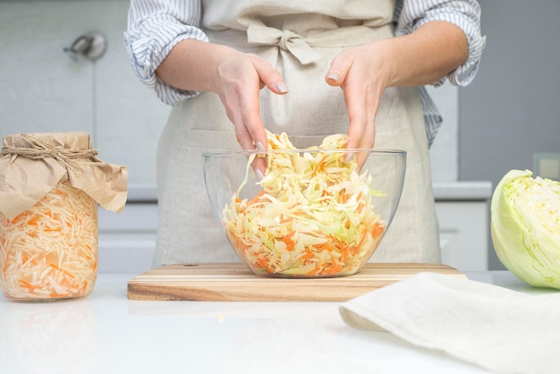 Il processo di preparazione fermentazione conservazione crauti in cucina Sfondo chiaro