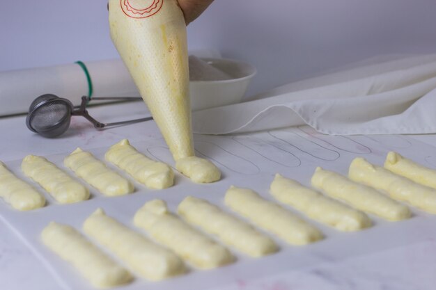 Il processo di produzione dei biscotti savojardi