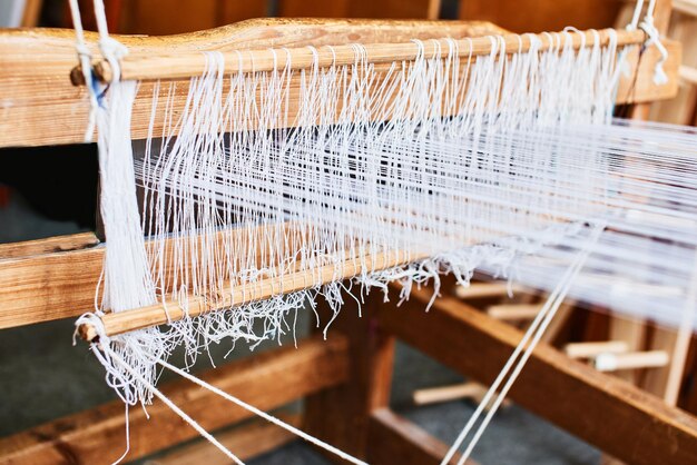 Il processo di produzione dei tessuti su un telaio