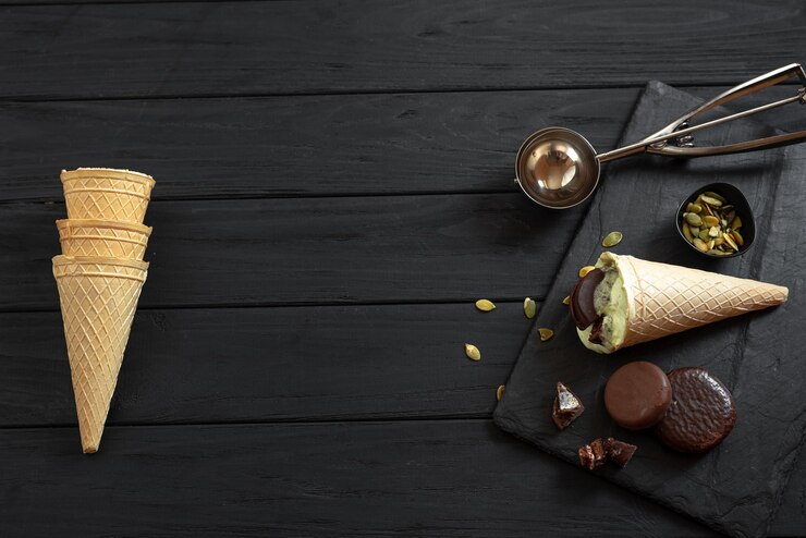 Il processo di produzione del gelato fatto in casa su uno sfondo nero ingredienti per fare il gelato su a