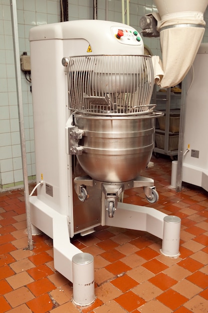 Il processo di produzione dell'impasto per biscotti in una macchina impastatrice industriale in fabbrica.