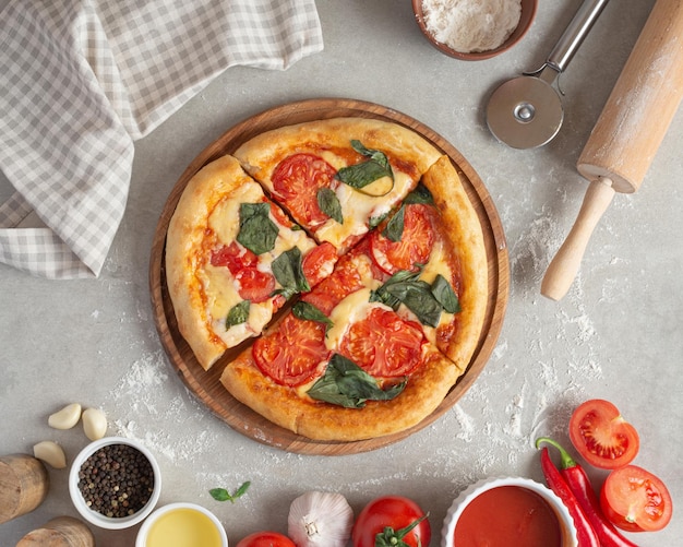 Il processo di produzione della pizza margarita Mani maschili vista dall'alto Passata di pomodoro con formaggio