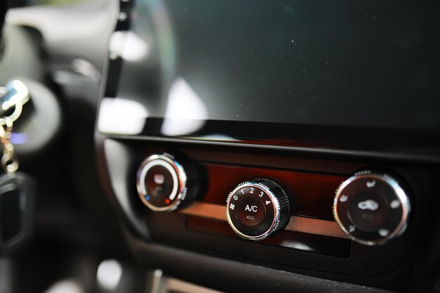 Il processo di scelta del climatizzatore in auto Vari controlli in interruttori automatici Interni di auto moderne