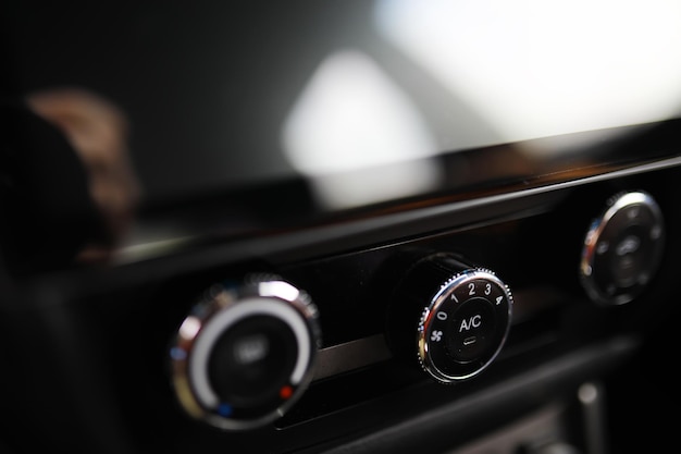 Il processo di scelta del climatizzatore in auto Vari controlli in interruttori automatici Interni di auto moderne