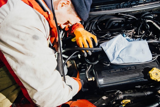 il processo di sostituzione della cinghia di distribuzione in un servizio di auto