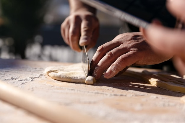 Il processo di taglio della pasta per gnocchicucina all'aperto