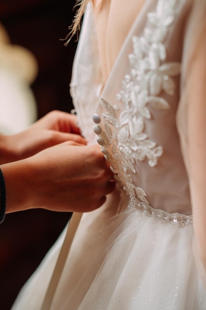 Il processo di vestire un abito da sposa per la sposa 4354