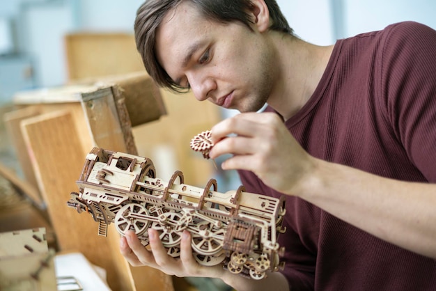 il produttore scolpisce il capolavoro dal legno in officina b