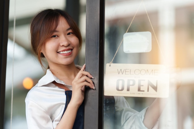 Il proprietario del bar asiatico barista sorride mentre il bar apre il concetto di business venditore imprenditore PMI